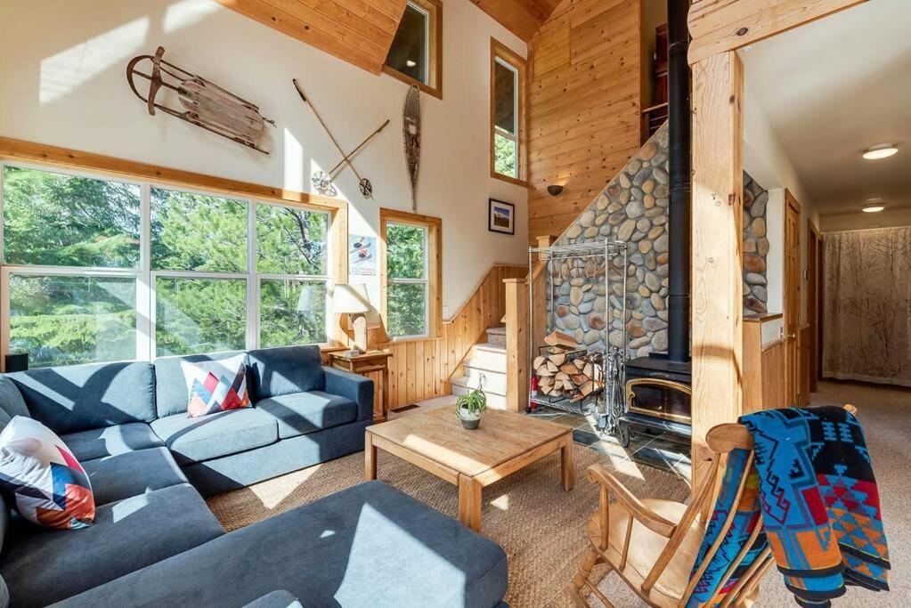 Hot Tub Cool Views: Roaring Creek Cabin Лівенворт Екстер'єр фото