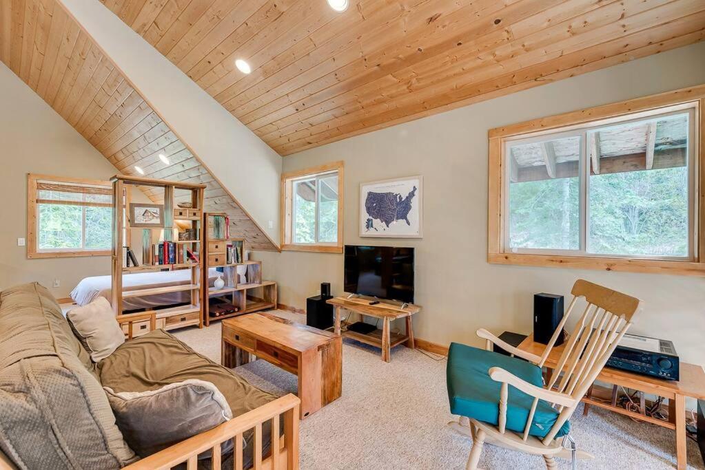 Hot Tub Cool Views: Roaring Creek Cabin Лівенворт Екстер'єр фото